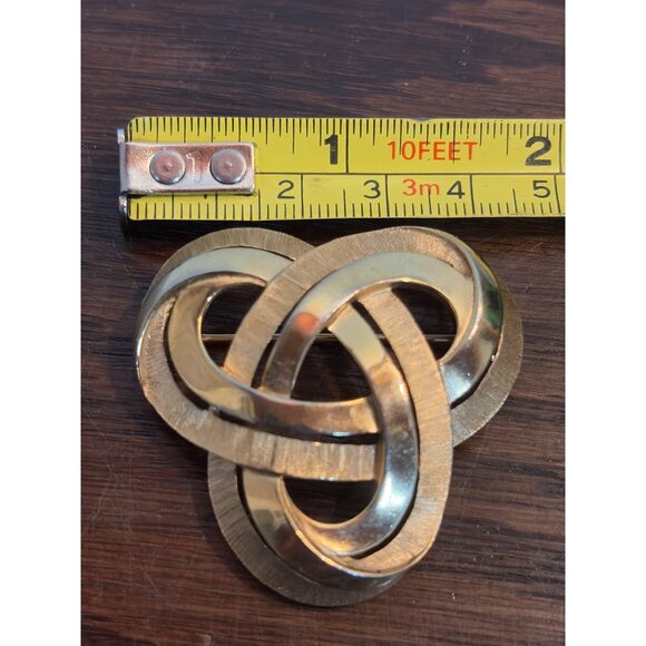 Vintage Trifari Gold-Tone Knot Brooch Pin Elegant Jewelry Accessory - Picture 4 of 4